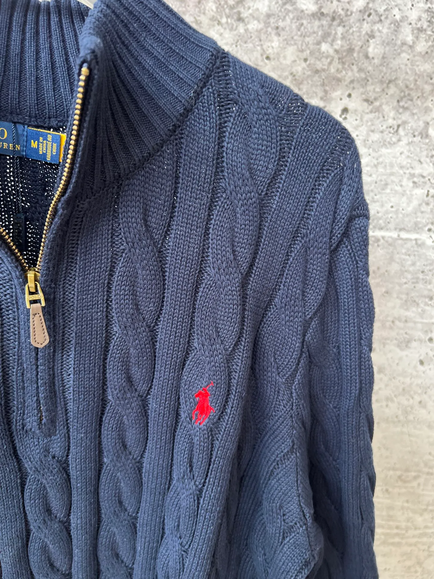 P240 Ralph Lauren classic unisex half-zip rubberized sweater, popular on all major platforms, the original version has the same washed fabric, the workmanship details restore the original, the pony on the chest is embroidered with the original factory, and the hardware accessories are original and customized